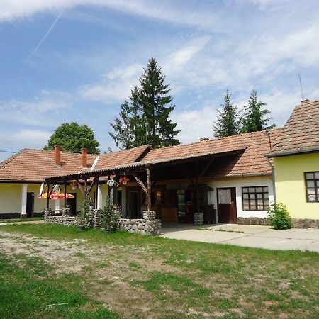 Toldi Vendeghaz Hotel Felsőtold Buitenkant foto