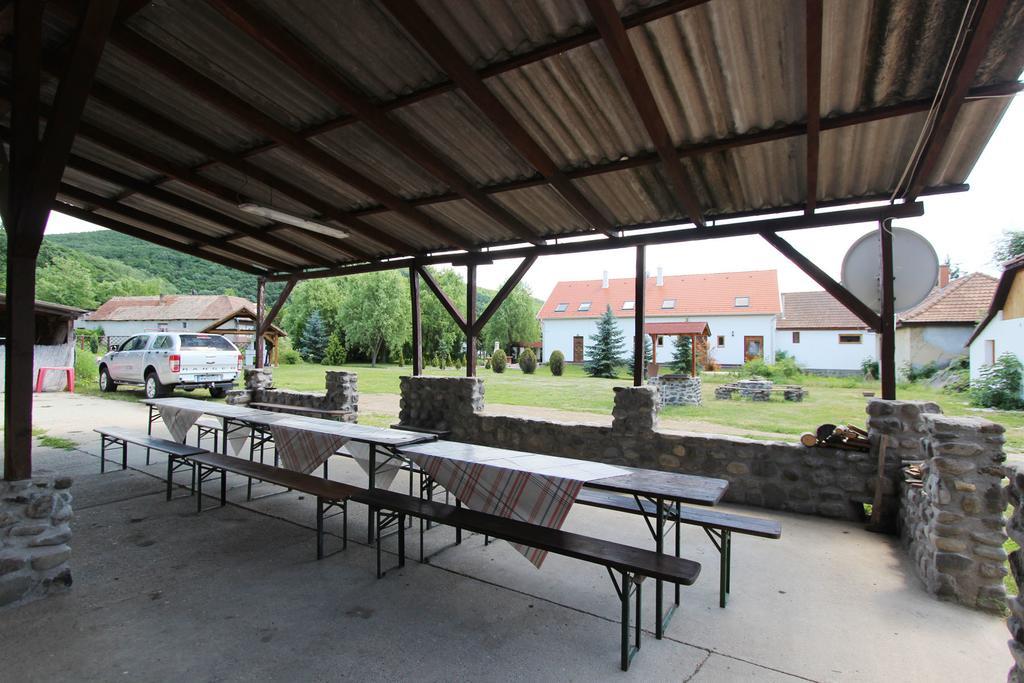Toldi Vendeghaz Hotel Felsőtold Buitenkant foto