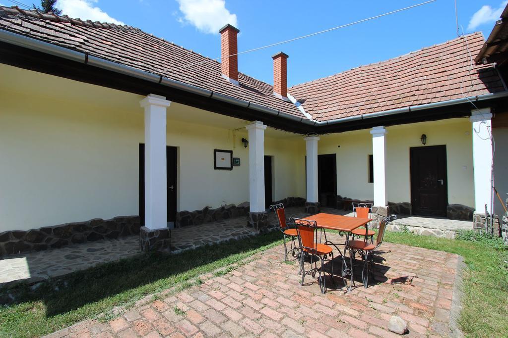 Toldi Vendeghaz Hotel Felsőtold Buitenkant foto