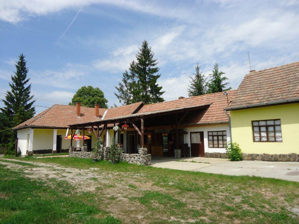 Toldi Vendeghaz Hotel Felsőtold Buitenkant foto